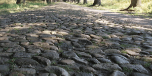 Kopfsteinpflaster am Truppenübungsplatz