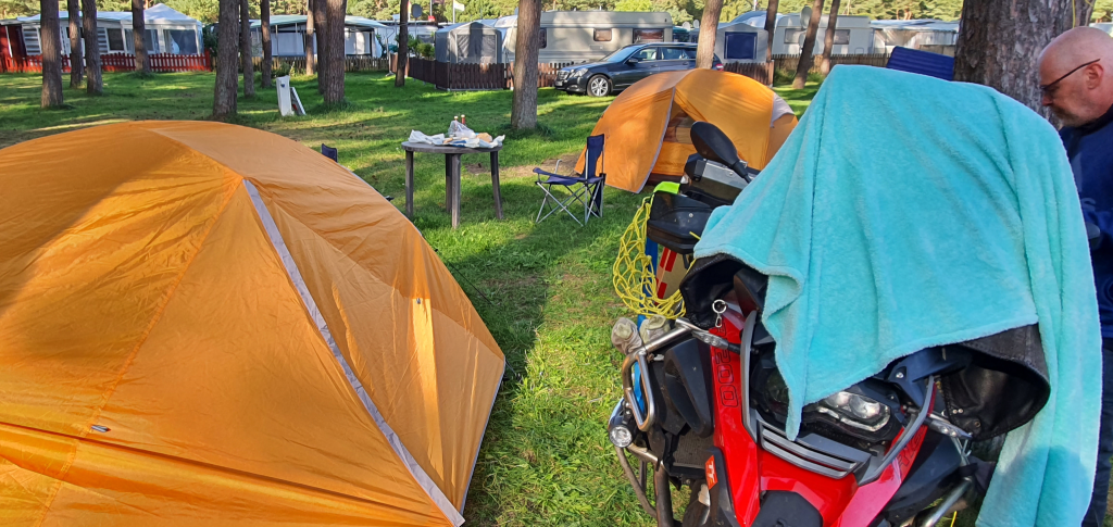 Farbliche angepasst an den Zeltplatz